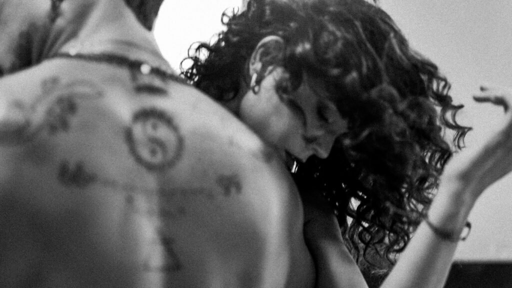 Alineo Studio brings linear structures and avant-garde styles. Lis Domínguez brings inclusion, genderless fashion, and very unique pieces.