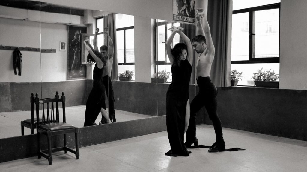 Alineo Studio brings linear structures and avant-garde styles. Lis Domínguez brings inclusion, genderless fashion, and very unique pieces.