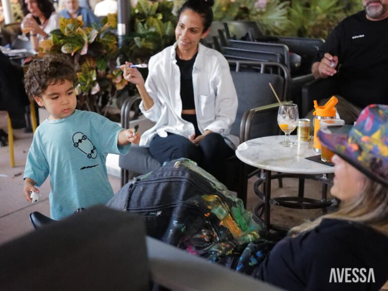 Argentinian artist Guillermina Neri presents her live art performance in Miami Beach during the AVESSA Winter 2024 Edition release party