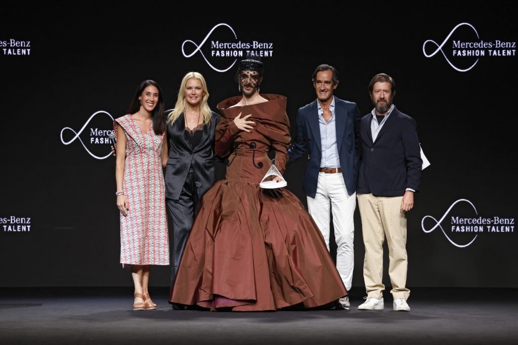 Guillermo Décimo wins the Mercedes-Benz Fashion Talent Award 2025 with the collection "In Tempo" - September 2025