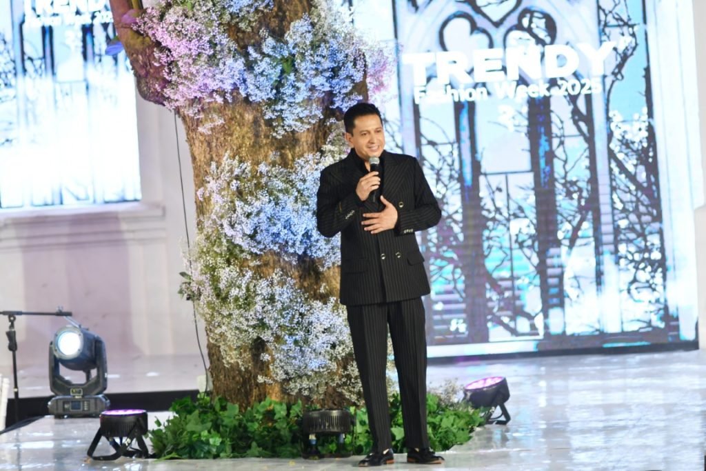 Carlos Pardo presenting Trendy Fashion Week 2025 | Santa Cruz de la Sierra, Bolivia