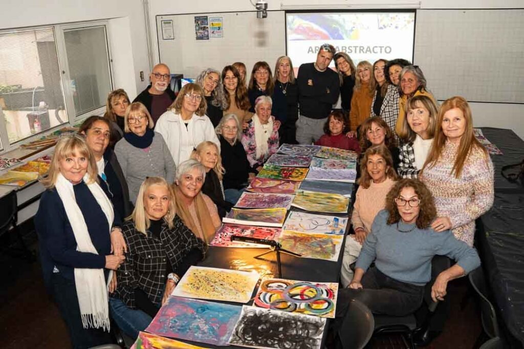 Cátedra Evolución Senior is the first program in Argentina in Longevity and Wellness - a partnership with the Universidad del Centro Educativo Latinoamericano (UCEL) | Photo taken during Guillermina Neri's class.